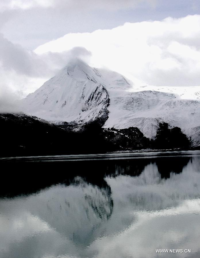 Photo taken on June 2, 2012 shows the Sabu glacier and its glacial lake in Biru County, southwest China&apos;s Tibet Autonomous Region. The northern parts of the autonomous region have one of China&apos;s richiest glacier distributions, which are increasingly under the threat of global warming. (Xinhua/Chogo) 