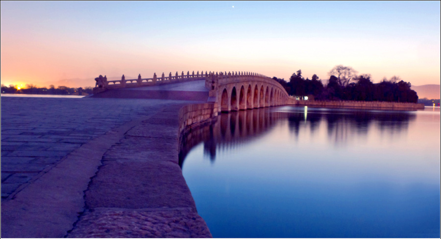 Built in 1950 during Emperor Qianlong's reign in the Qing Dynasty, the 150-meter long bridge links the eat bank and the South Lake Island in the Summer Palace. It is the longest bridge in any Chinese imperial garden and was named for its seventeen arches. Over 500 stone lions in different poses were carved on the posts of the bridge's railings.