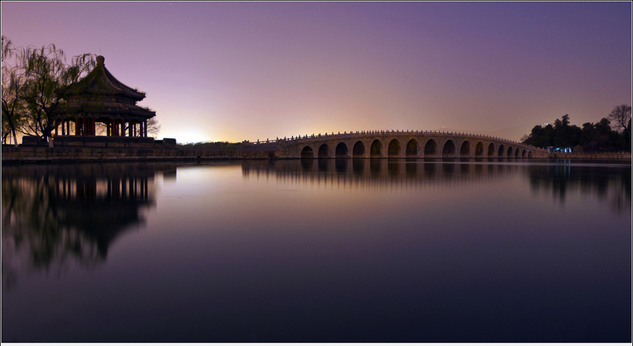 Built in 1950 during Emperor Qianlong's reign in the Qing Dynasty, the 150-meter long bridge links the eat bank and the South Lake Island in the Summer Palace. It is the longest bridge in any Chinese imperial garden and was named for its seventeen arches. Over 500 stone lions in different poses were carved on the posts of the bridge's railings.