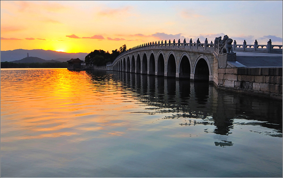 Built in 1950 during Emperor Qianlong's reign in the Qing Dynasty, the 150-meter long bridge links the eat bank and the South Lake Island in the Summer Palace. It is the longest bridge in any Chinese imperial garden and was named for its seventeen arches. Over 500 stone lions in different poses were carved on the posts of the bridge's railings.