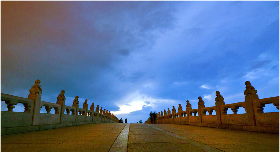 Built in 1950 during Emperor Qianlong's reign in the Qing Dynasty, the 150-meter long bridge links the eat bank and the South Lake Island in the Summer Palace. It is the longest bridge in any Chinese imperial garden and was named for its seventeen arches. Over 500 stone lions in different poses were carved on the posts of the bridge's railings.