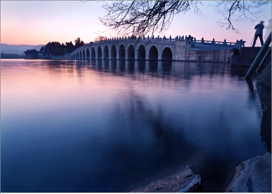 Built in 1950 during Emperor Qianlong's reign in the Qing Dynasty, the 150-meter long bridge links the eat bank and the South Lake Island in the Summer Palace. It is the longest bridge in any Chinese imperial garden and was named for its seventeen arches. Over 500 stone lions in different poses were carved on the posts of the bridge's railings.