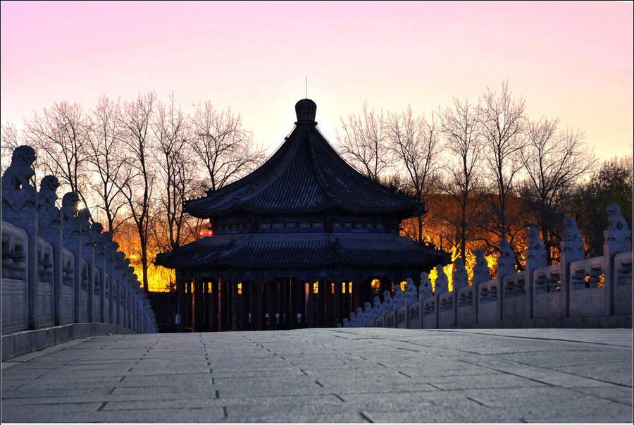 Built in 1950 during Emperor Qianlong's reign in the Qing Dynasty, the 150-meter long bridge links the eat bank and the South Lake Island in the Summer Palace. It is the longest bridge in any Chinese imperial garden and was named for its seventeen arches. Over 500 stone lions in different poses were carved on the posts of the bridge's railings.