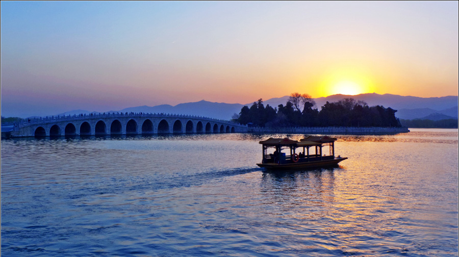 Built in 1950 during Emperor Qianlong's reign in the Qing Dynasty, the 150-meter long bridge links the eat bank and the South Lake Island in the Summer Palace. It is the longest bridge in any Chinese imperial garden and was named for its seventeen arches. Over 500 stone lions in different poses were carved on the posts of the bridge's railings.