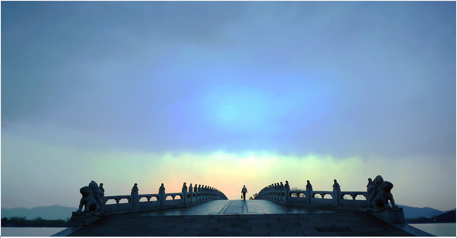 Built in 1950 during Emperor Qianlong's reign in the Qing Dynasty, the 150-meter long bridge links the eat bank and the South Lake Island in the Summer Palace. It is the longest bridge in any Chinese imperial garden and was named for its seventeen arches. Over 500 stone lions in different poses were carved on the posts of the bridge's railings.