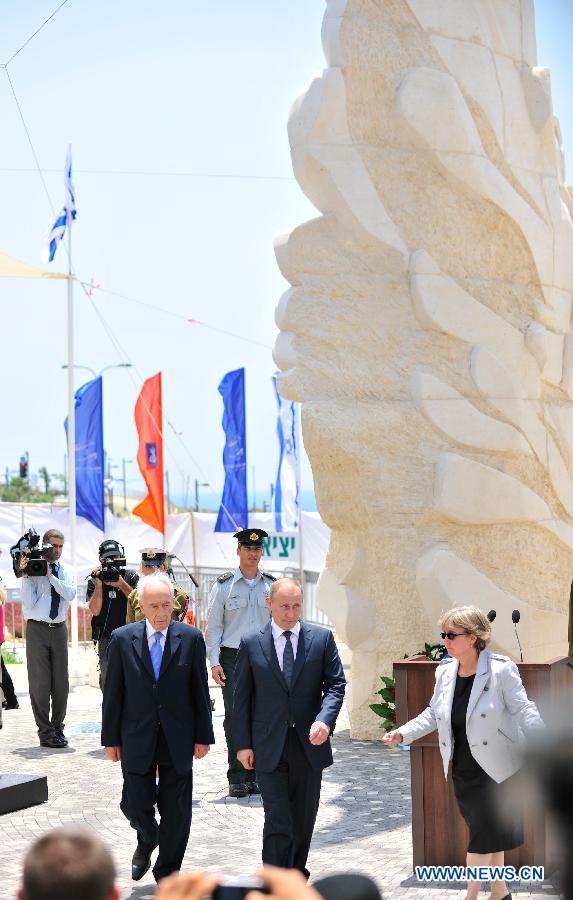 Russian President Vladimir Putin (C, Front) and Israeli President Shimon Peres attend a ceremony to dedicate the 'Victory Monument' in Netanya, north Israel, on June 25, 2012.