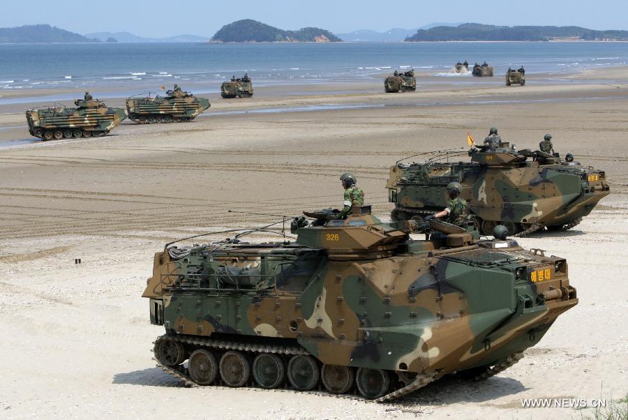 South Korean marine corps take part in the Marine Corps-Navy joint military exercise at Anmyeondo beach in Chungcheong provience of South Korea, June 25, 2012. 