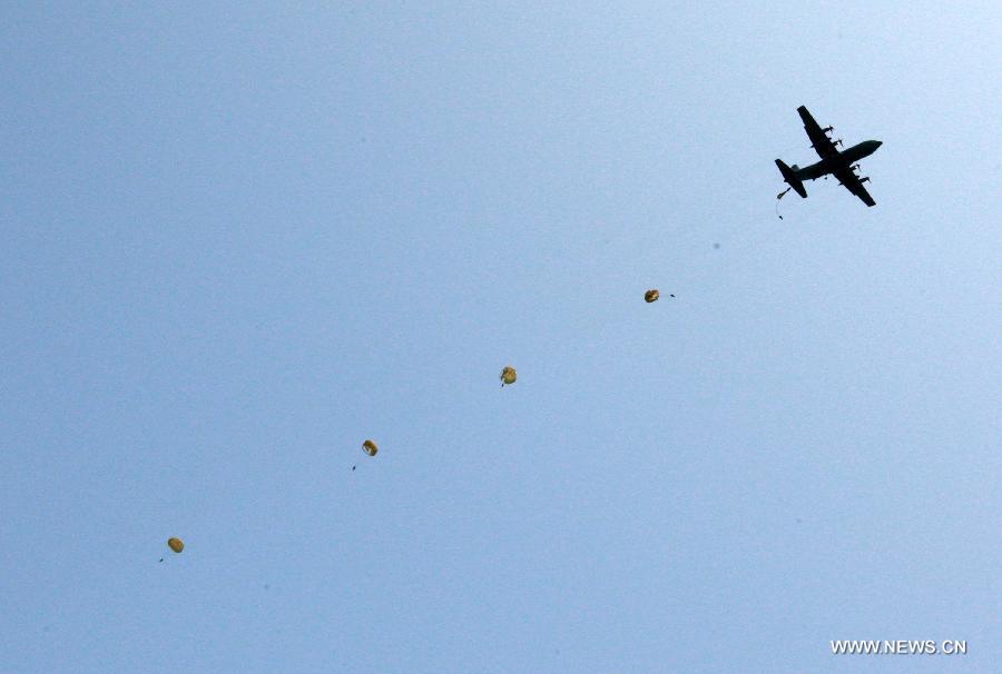 South Korean paratroops take part in the Marine Corps-Navy joint military exercise at Anmyeondo beach in Chungcheong provience of South Korea, June 25, 2012. 