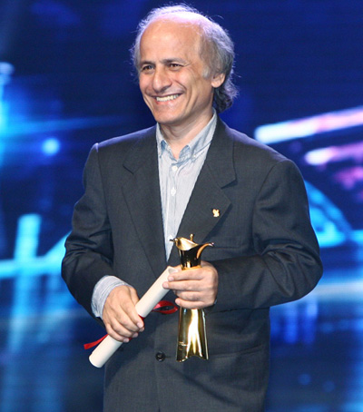 Iranian director Khosrow Masoumi smiles on stage after receiving the best feature film award at the SIFF Golden Goblet Awards ceremony held at Shanghai Grand Theater on Sunday June 24. 2012. [Photo courtesy of SIFF]