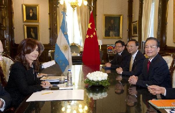 Chinese Premier Wen Jiabao (1st R) meets with Argentine President Christina Fernandez (1st L) in Buenos Aires, capital of Argentina, June 25, 2012. [Li Xueren/Xinhua]