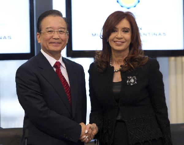 Chinese Premier Wen Jiabao (L) shakes hands with Argentine President Christina Fernandez in Buenos Aires, capital of Argentina, June 25, 2012. [Li Xueren/Xinhua]