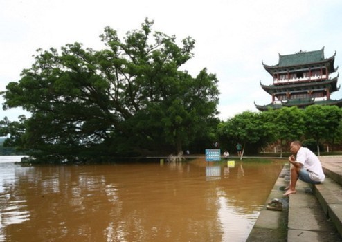 Flood hit Ganzhou, Jiangxi Province on June 25, 2012. [ stcn.com]