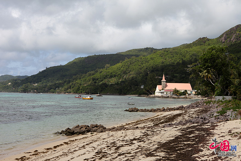 Seychelles, a country made up of 115 islets with more than half of its territory being nature reserve, is one of China's outbound tourist destinations. [China.org.cn]