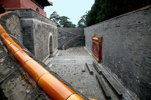 Square architecture transforms into the circular curves of heaven at the Western Qing Tombs. [Photo: CRIENGLISH.com/William Wang]