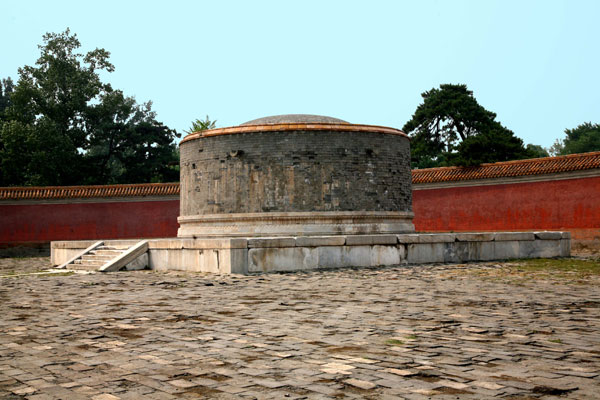 Classic Qing Dynasty architecture on a sea of tattered stone tiles. [Photo: CRIENGLISH.com/William Wang]