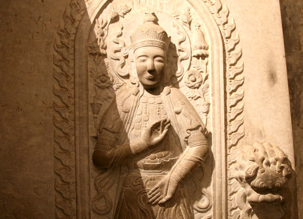 A Buddha stands guard on a door of the underground Chong Tomb. [Photo: CRIENGLISH.com/William Wang]