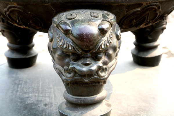 One of three dragon's heads, propping up a pot outside of a tomb. [Photo: CRIENGLISH.com/William Wang] 