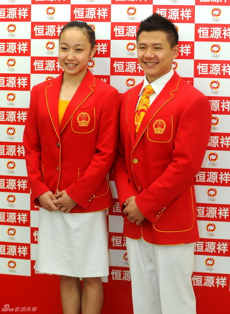 Chinese athletes Huang Qiu, left, and Chen Yibing show off the official uniforms for the Chinese national team for London Olympic Games at an unveiling ceremony in Beijing, June 25, 2012. [Photo/Xinhua] 