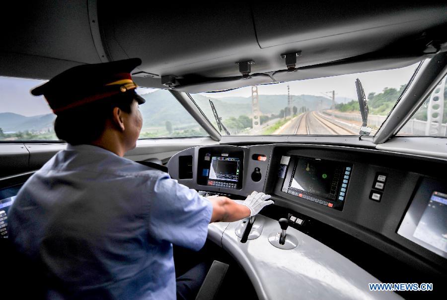 CHINA-SHAANXI-YAN'AN-CRH BULLET TRAIN SERVICE-TEST RUN (CN)