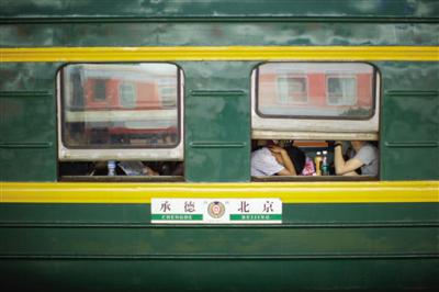 This train is No. 6417 and goes from Beijing to Chengde in Hebei province, and it will be replaced by air-conditioned train on July 1. [Photo / The Beijing News]