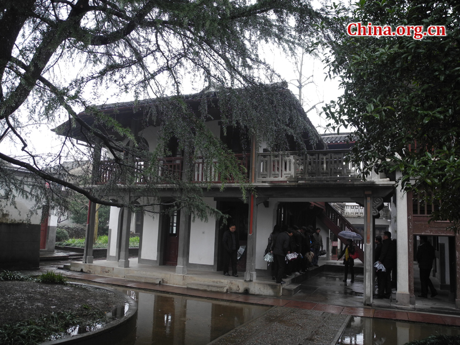 Located in eastern Zhejiang province, Fenghua is most famous for the Xuedou Mountain Scenic Area. The scenic areas include Xikou town, Xuedou Mountain and Tingxia Lake.
