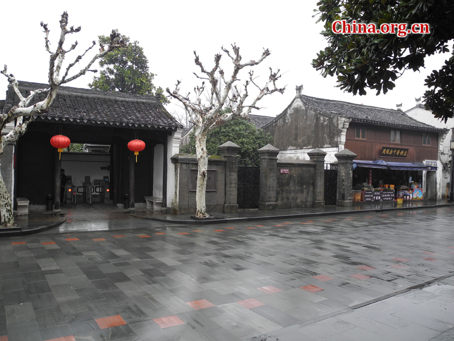 Located in eastern Zhejiang province, Fenghua is most famous for the Xuedou Mountain Scenic Area. The scenic areas include Xikou town, Xuedou Mountain and Tingxia Lake.