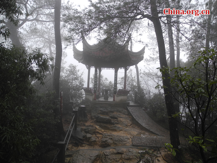 Located in eastern Zhejiang province, Fenghua is most famous for the Xuedou Mountain Scenic Area. The scenic areas include Xikou town, Xuedou Mountain and Tingxia Lake.