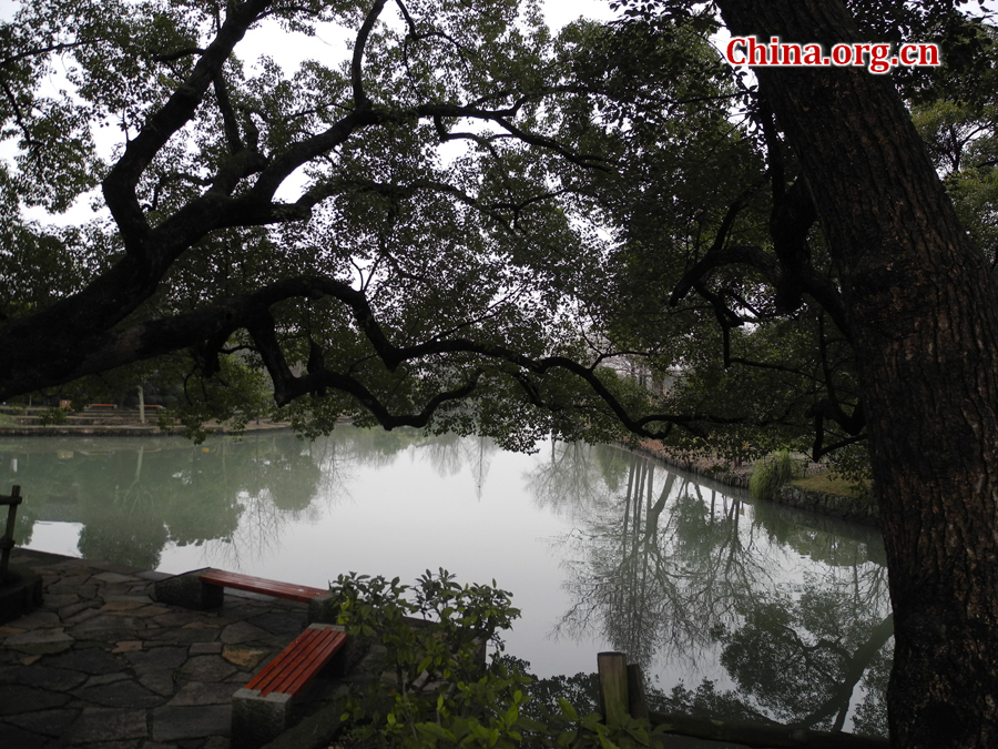 Xixi National Wetland Park is located in the western part of Hangzhou City, five kilometers from the West Lake. It is the only wetland in the country that incorporates urban wetland, rural wetland and cultural wetland. The park is densely crisscrossed with six main watercourses, among which scatter various ponds, lakes and swamps. [China.org.cn/by Chen Baojian]