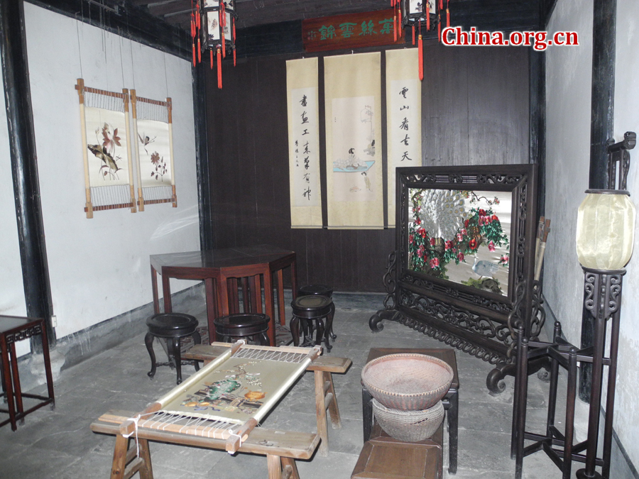 Lu Xun (1881-1936) was regarded as the founder of modern Chinese writing and was a revered scholar and teacher. The residence, a two-storied wooden structure in traditional style, is found at 208 Lu Xun Road in Shaoxing,China's Zhejiang Province.