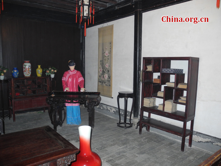 Lu Xun (1881-1936) was regarded as the founder of modern Chinese writing and was a revered scholar and teacher. The residence, a two-storied wooden structure in traditional style, is found at 208 Lu Xun Road in Shaoxing,China's Zhejiang Province.