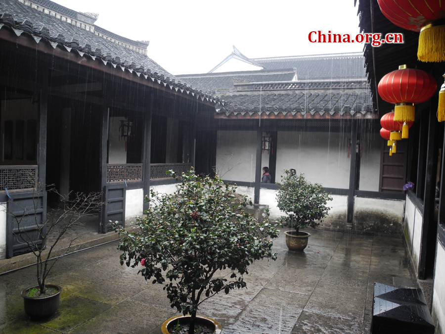 Lu Xun (1881-1936) was regarded as the founder of modern Chinese writing and was a revered scholar and teacher. The residence, a two-storied wooden structure in traditional style, is found at 208 Lu Xun Road in Shaoxing,China's Zhejiang Province.