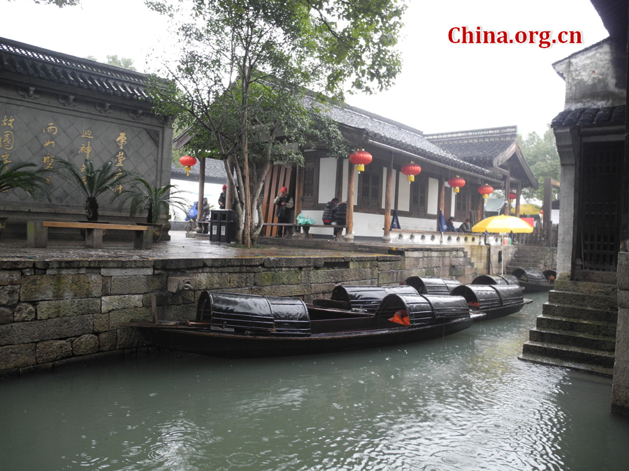 Lu Xun (1881-1936) was regarded as the founder of modern Chinese writing and was a revered scholar and teacher. The residence, a two-storied wooden structure in traditional style, is found at 208 Lu Xun Road in Shaoxing,China's Zhejiang Province.