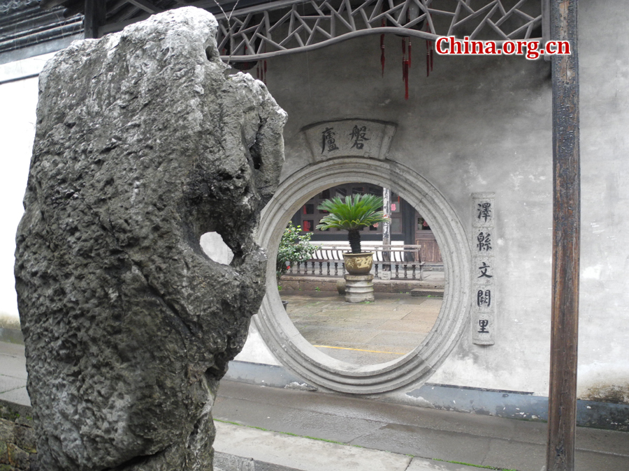 Lu Xun (1881-1936) was regarded as the founder of modern Chinese writing and was a revered scholar and teacher. The residence, a two-storied wooden structure in traditional style, is found at 208 Lu Xun Road in Shaoxing,China's Zhejiang Province.