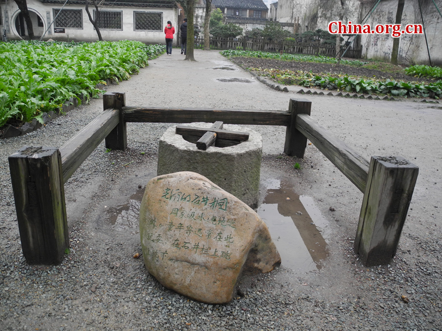 Lu Xun (1881-1936) was regarded as the founder of modern Chinese writing and was a revered scholar and teacher. The residence, a two-storied wooden structure in traditional style, is found at 208 Lu Xun Road in Shaoxing,China's Zhejiang Province.