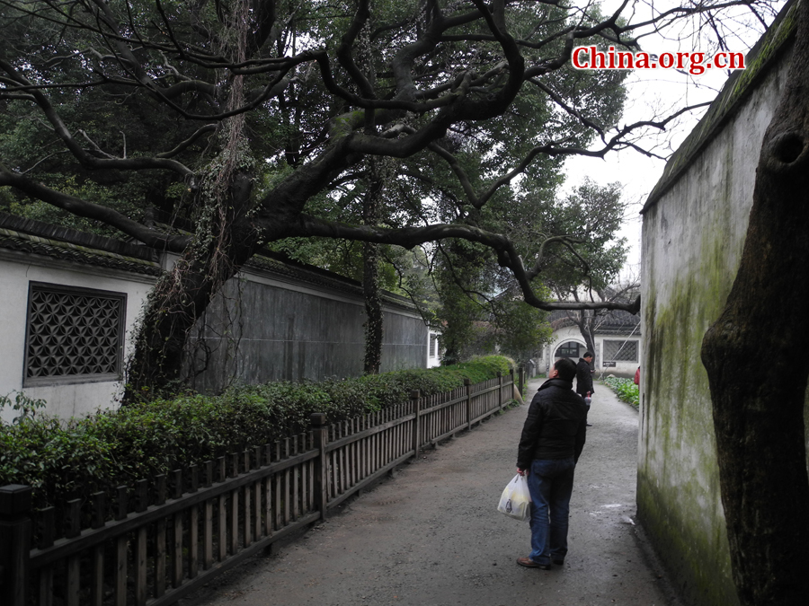 Lu Xun (1881-1936) was regarded as the founder of modern Chinese writing and was a revered scholar and teacher. The residence, a two-storied wooden structure in traditional style, is found at 208 Lu Xun Road in Shaoxing,China's Zhejiang Province.