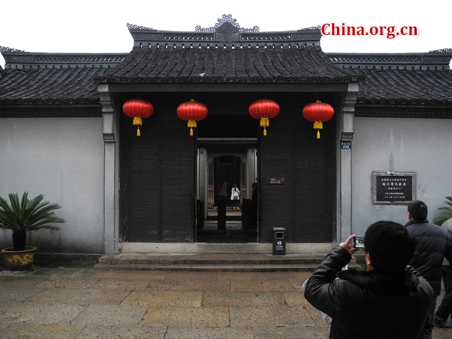 Lu Xun (1881-1936) was regarded as the founder of modern Chinese writing and was a revered scholar and teacher. The residence, a two-storied wooden structure in traditional style, is found at 208 Lu Xun Road in Shaoxing,China's Zhejiang Province.