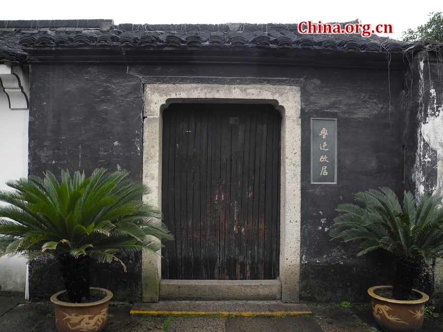 Lu Xun (1881-1936) was regarded as the founder of modern Chinese writing and was a revered scholar and teacher. The residence, a two-storied wooden structure in traditional style, is found at 208 Lu Xun Road in Shaoxing,China's Zhejiang Province.