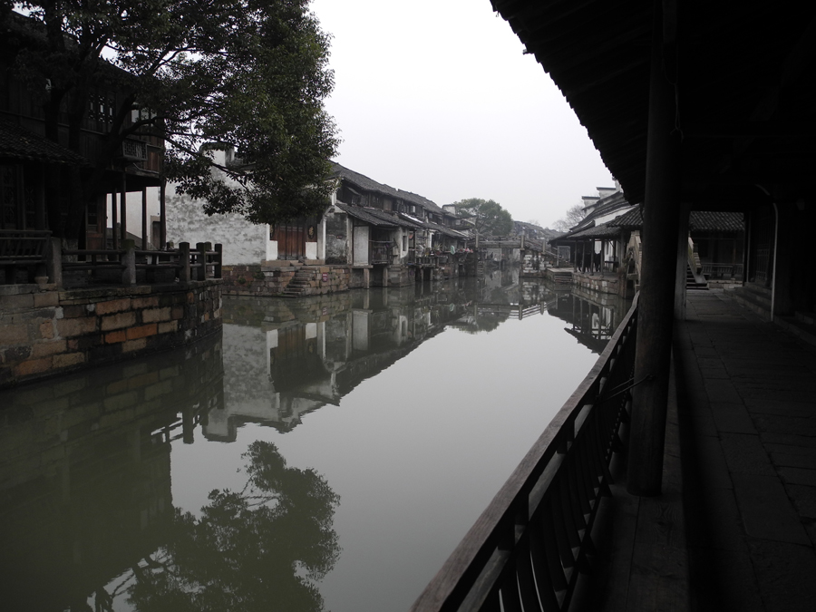 With a history of 1,200-years, Wuzhen is about one hour's drive from Hangzhou, the capital of Zhejiang province. The small town is famous for the ancient buildings and old town layout, where bridges of all sizes cross the streams winding through the town.[Photo by Chen Baojian/China.org.cn]