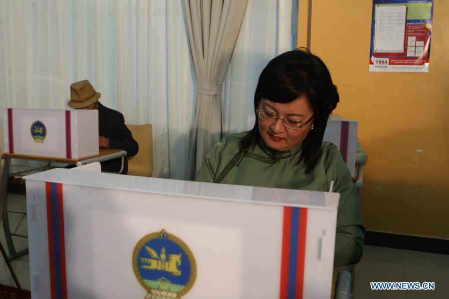 Khajidsuren Bolormaa, wife of Mongolian President Tsakhia Elbegdorj, writes her ballot at a polling station in Ulan Bator, capital of Mongolia, on June 28, 2012. Mongolia held the State Great Hural (parliament) election on Thursday. (Xinhua/Shi Yongchun) 