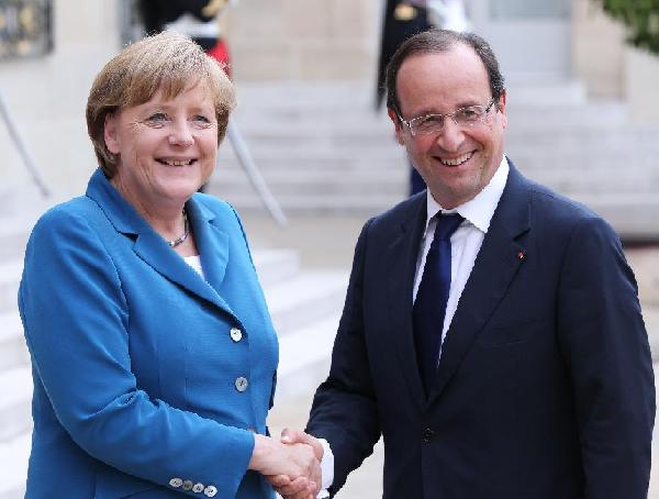 French President Francois Hollande (R) welcomes visiting German Chancellor Angela Merkel at the Elysee presidential palace in Paris, France, June 27, 2012, on the eve of the EU Summit in Brussels. Hollande and Merkel met here on Wednesday evening in a new attempt to bridge rift and hammer out concrete tools to solve the debt crisis as Europe is on edge. [Gao Jing/Xinhua]