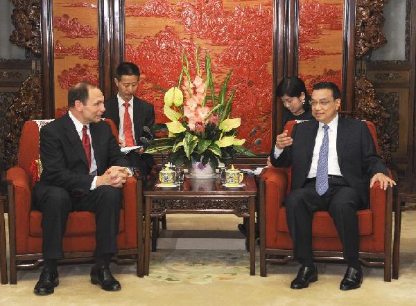 Chinese Vice Premier Li Keqiang (R) meets with Robert A. McDonald, president of the U.S.-China Business Council (USCBC), in Beijing, capital of China, June 27, 2012. Li Keqiang met with members of a USCBC delegation here on Wednesday. [Rao Aimin/Xinhua]CBC-DELEGATION-MEETING (CN)