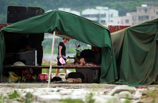 A worker sleeps in a tent at the construction site in Hengqin Island, Zhuhai city, Guangzhou province on June 15, 2012.[Photo/CFP]