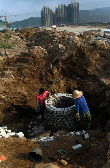 Workers build a fire hydrant chamber at a construction site in Hengqin Island, Zhuhai city, Guangzhou province on June 3, 2012.[Photo/CFP]