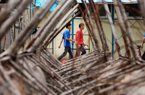 Two workers walk to the canteen of a construction site in Hengqin Island, Zhuhai city, Guangzhou province on June 15, 2012.[Photo/CFP] 