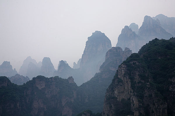 The jagged peaks of Hebei's Mount Langya. [CRIENGLISH.com/ William Wang]