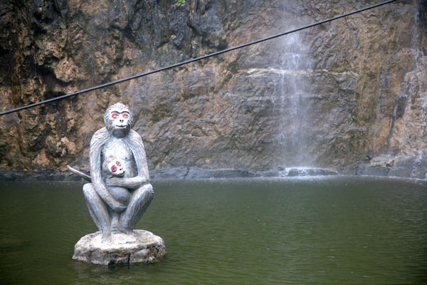 Monkeys make an appearance at Hebei's Mount Langya. [CRIENGLISH.com/ William Wang]