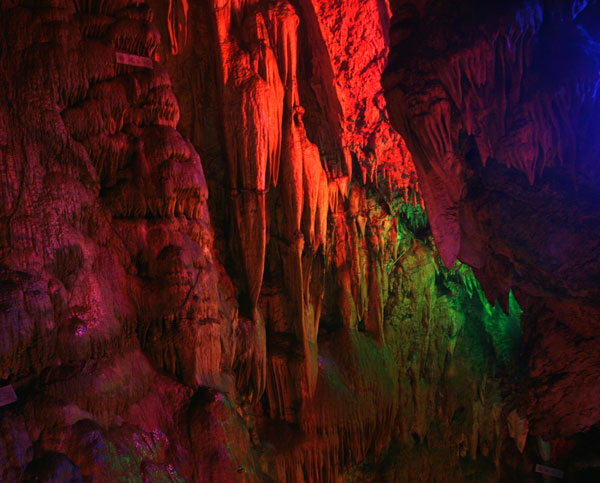 Stalactites aglow in a cave at Mount Langya. [CRIENGLISH.com/ William Wang]