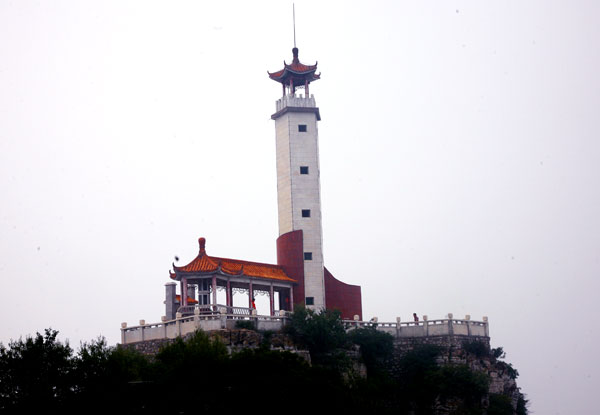 The tower at the top of Mount Langya. [CRIENGLISH.com/ William Wang]