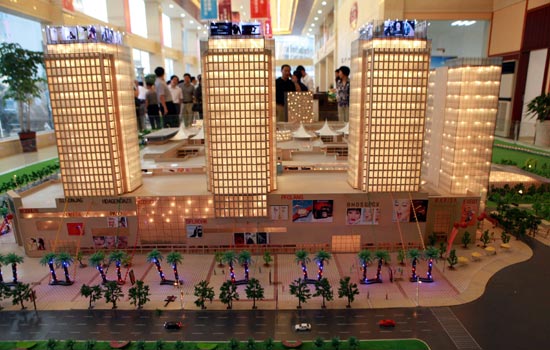 Building models at a property fair in Jiujiang, Jiangxi province, on May 16. A number of recent commercial real estate deals with astounding bid prices suggest that developers are becoming more confident about the property market. [Photo/China Daily] 