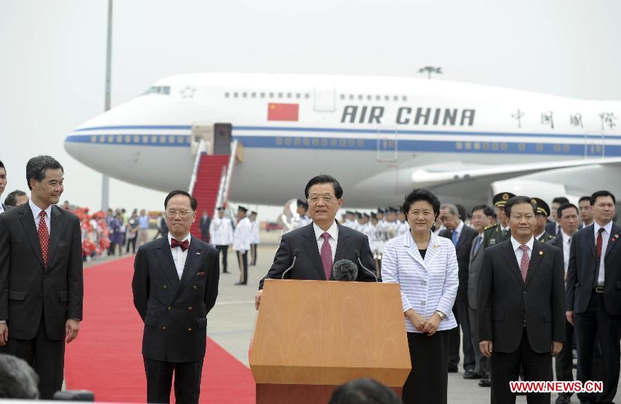 Chinese President Hu Jintao (C) waves upon his arrival at Hong Kong International Airport in Hong Kong, south China, June 29, 2012.